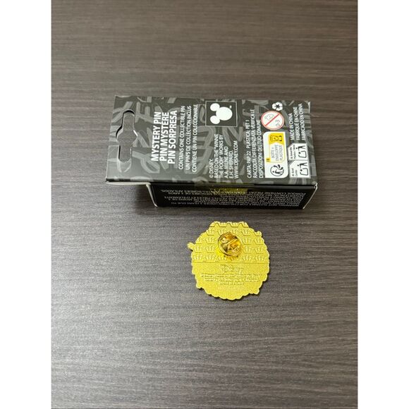 Loungefly Disney Winnie the Pooh Holiday Wreath Blind Box Enamel Pin - Piglet - Picture 2 of 2